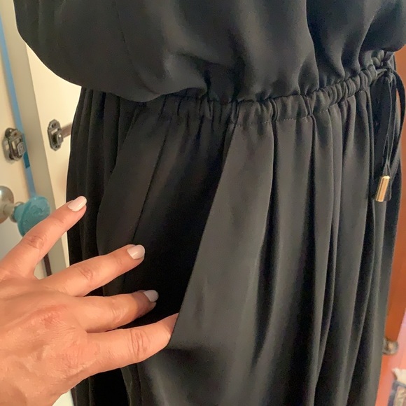 The perfect little black dress 🖤 - Picture 3 of 4